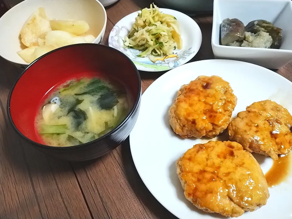 Snapdishの料理写真:胸肉とはんぺんのつくね
小松菜ときのこの味噌汁
ナスのみぞれ煮
切り干し大根の中華サラダ
桃|尚さん