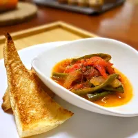 ピペラーダ

美食の国・バスクの伝統料理✨

フレッシュなお野菜のジュースがたまらない！
トマトとパプリカ、ピーマンが主役の炒め煮です🍅🫑

すっきりした【食べるトマトソース】✨

前菜としてパンにつけたり、卵を落としたり。
肉や魚の付け合わせにしても◎

お野菜をちょい足ししたいときに作っておくと便利です☺

