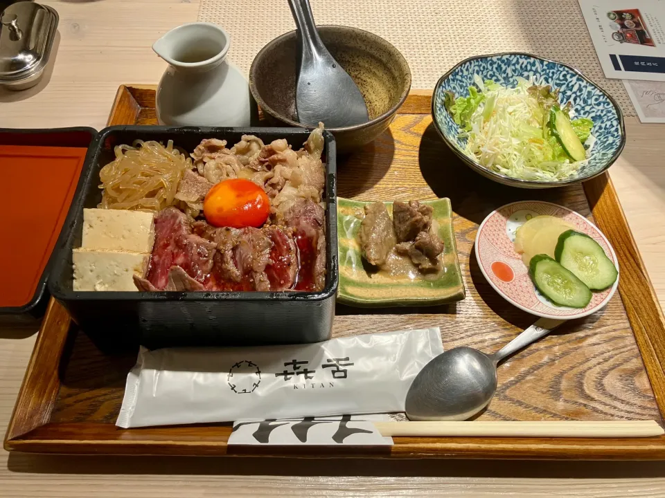 【ランチ】黒毛和牛熟成イチボ肉タタキとすき焼きの煮合い盛りのお重|tatsuponさん