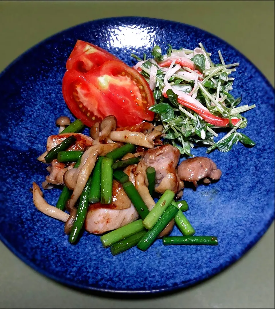 鶏もも肉とにんにくの芽炒め|きつねさん