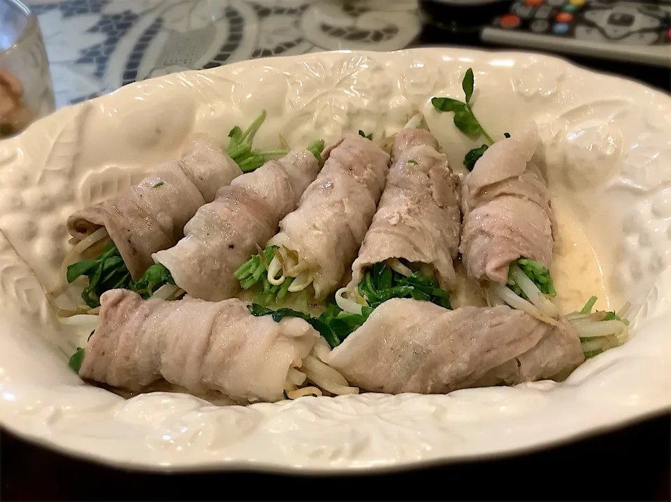 豆苗ともやしの豚バラ肉巻き😋|アライさんさん