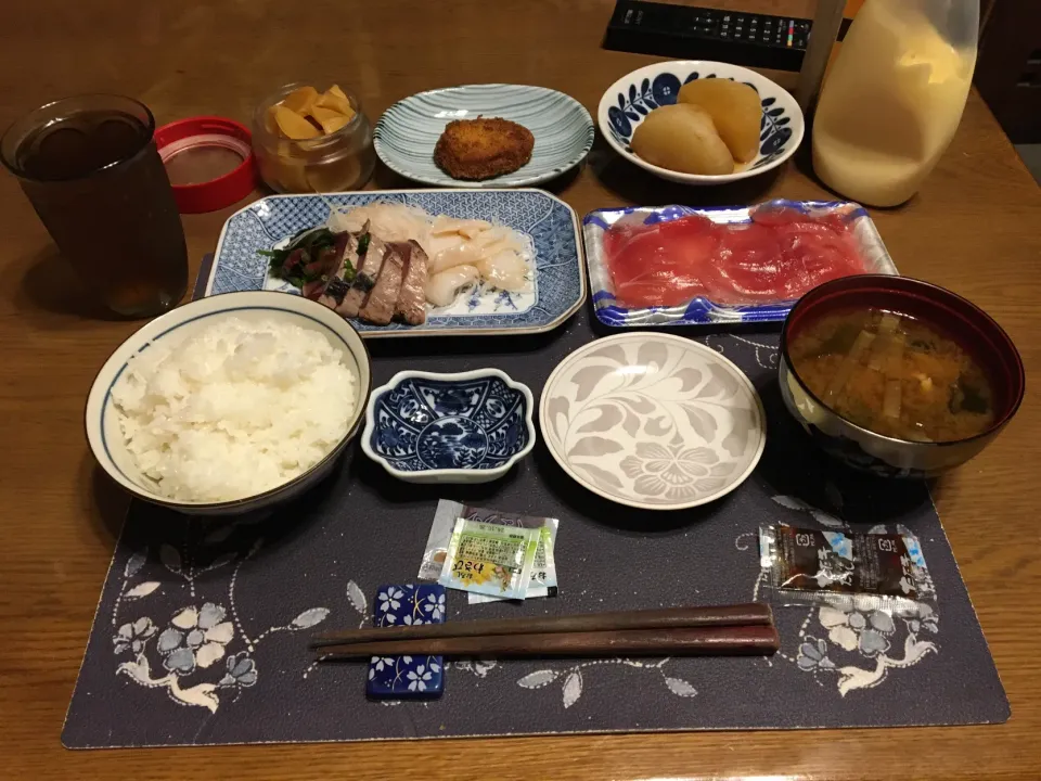 ご飯、めばちまぐろの切り落とし、鰹のたたき、つぶ貝のお造り、大根の煮物、コロッケ、沢庵、液みそを使った味噌汁、六条麦茶(夕飯)|enarinさん