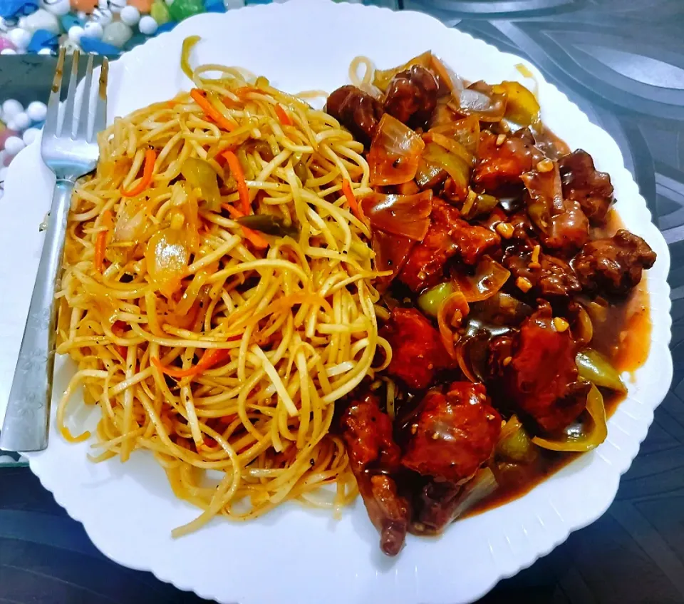 hakka noodles with spicy chilly chicken 🍗|Pratikhya Mohantyさん