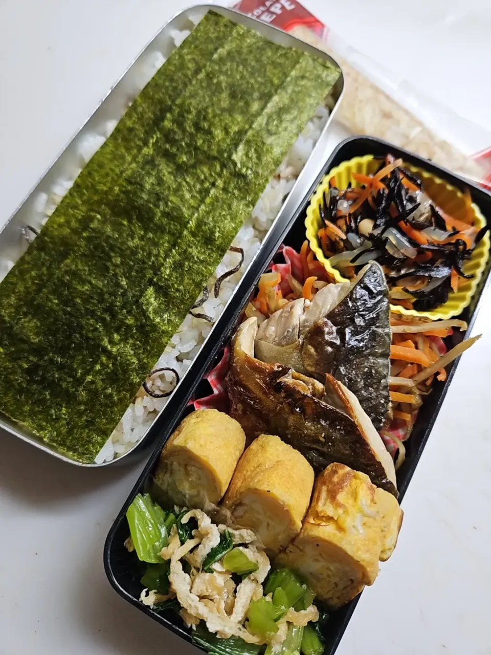 Snapdishの料理写真:☆高１弁当☆玄米入りごはん、塩昆布、海苔、ひじき煮物、金平牛蒡、鯖塩麹焼、シラス卵焼き、小松菜煮浸し、チョコクレープ|ｼｮｺﾗさん