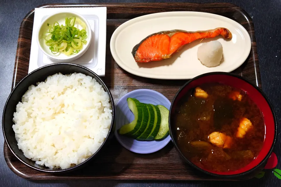 Snapdishの料理写真:今日の朝ごはん（ごはんは千葉県産ふさおとめ、焼鮭（紅鮭）、納豆、赤だしのふぐ汁、はぐらうりの漬物）|Mars＠釜飯作り研究中さん