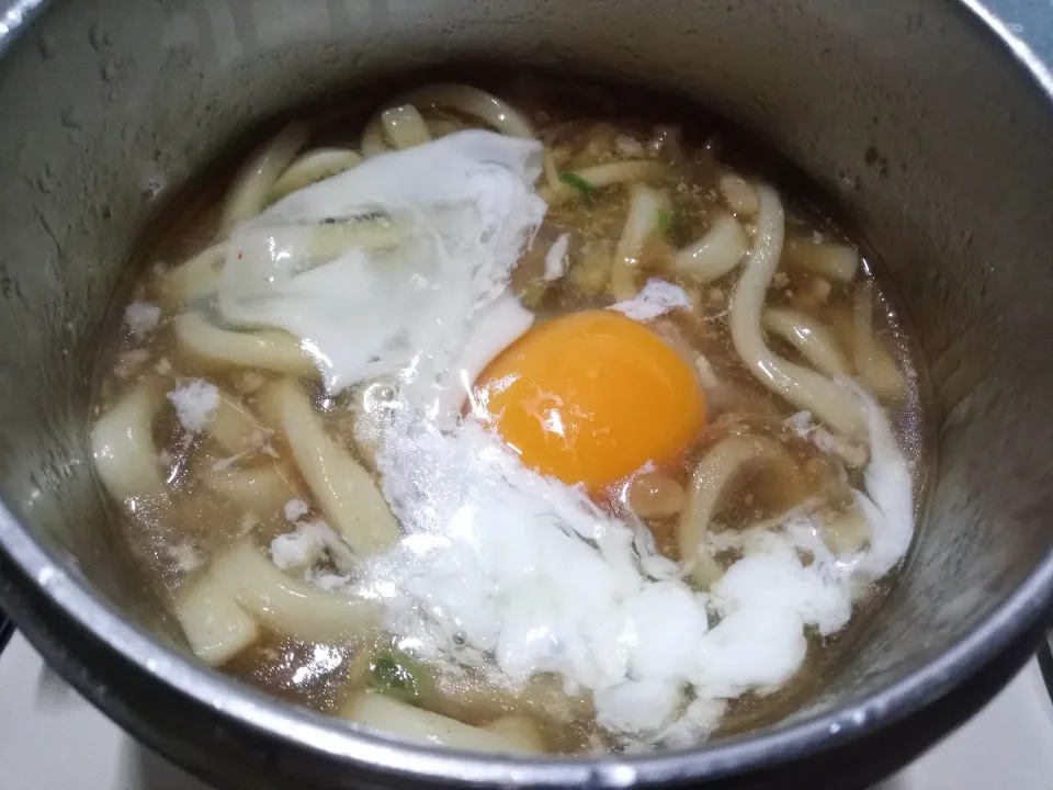 Snapdishの料理写真:生タマゴ乗せ肉じゃがうどん|darkbaronさん