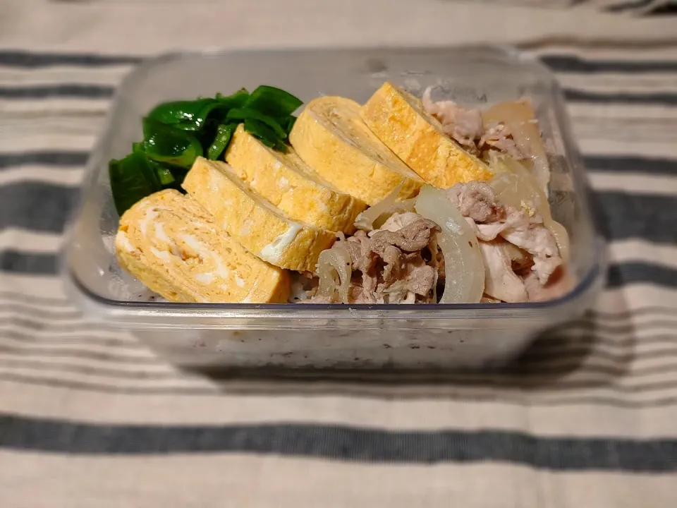 中高生男子弁当☺️だし巻き卵をワカメご飯にのっけ|みりさん