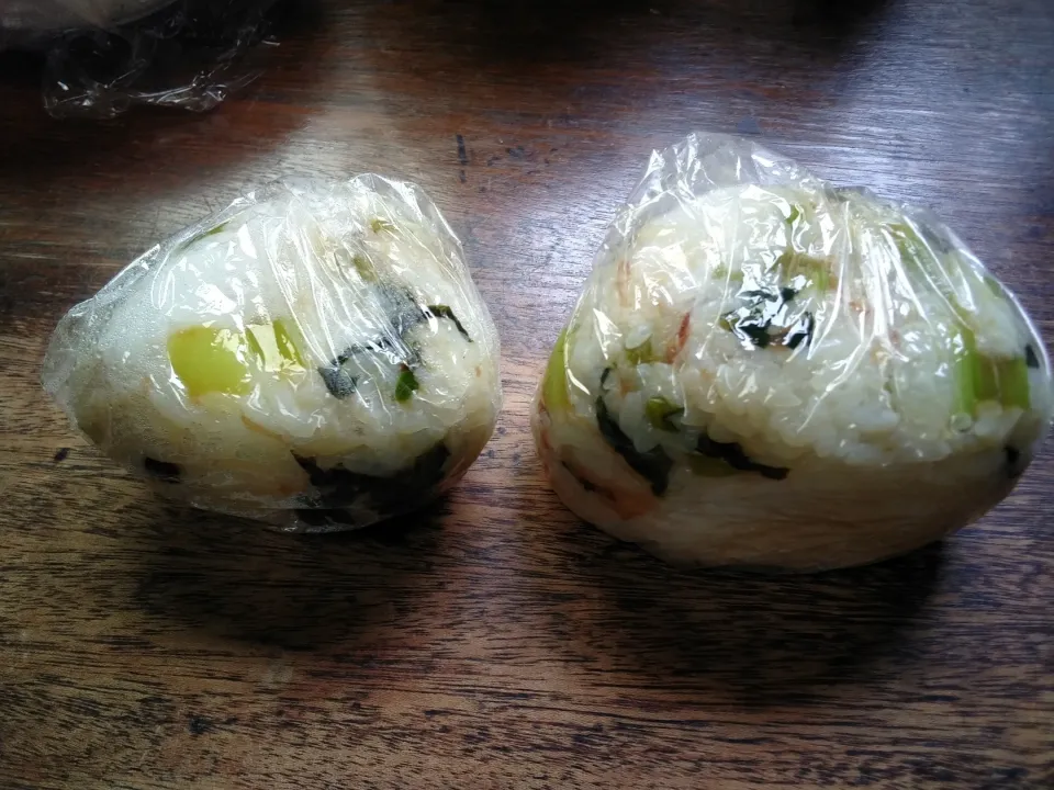 Snapdishの料理写真:小松菜のおかか炒めで混ぜご飯おにぎり🍙|にんにくと唐辛子が特に好き❤️(元シャリマー)さん