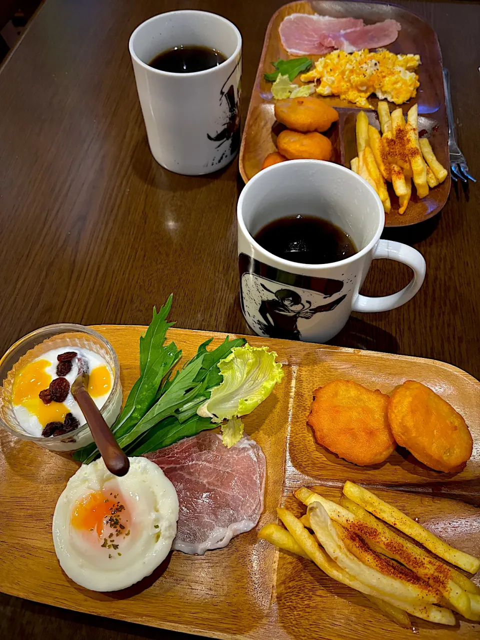 チキンナゲット　フレンチフライ　半熟卵　スクランブルエッグ　生ハムサラダ　ヨーグルト　コーヒー|ch＊K*∀o(^^*)♪さん