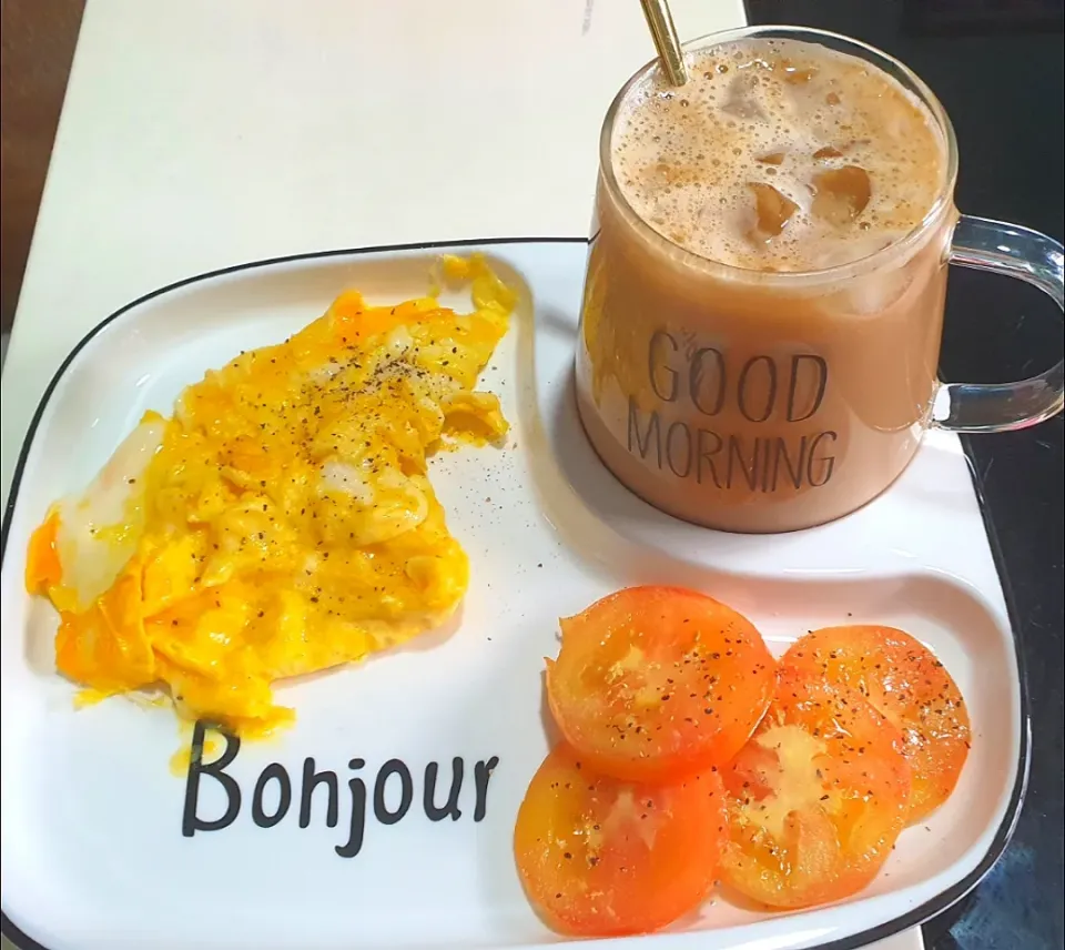 Good morning 🎀 
mozarella scrambled eggs 🍅 &  iced  latté|🌷lynnlicious🌷さん