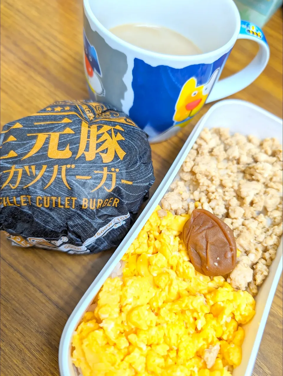 濃厚みそでコクうま鶏そぼろ(⁠~⁠￣⁠³⁠￣⁠)⁠~２色丼／にんにく生姜も入れて〜／下味は塩糀パウダーなのでふんわりしっとり♡／三元豚カツバーガー／カフェオレ|チョコさん