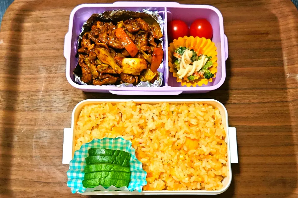 今日の手作り弁当は、チャーハン・豚肉と野菜の黒カレー炒め弁当。

献立は、
・チャーハン、はぐらうりの漬物
・豚肉と野菜の黒カレー炒め弁当
・ブロッコリーのマカロニサラダ、ミニトマト|Mars＠釜飯作り研究中さん