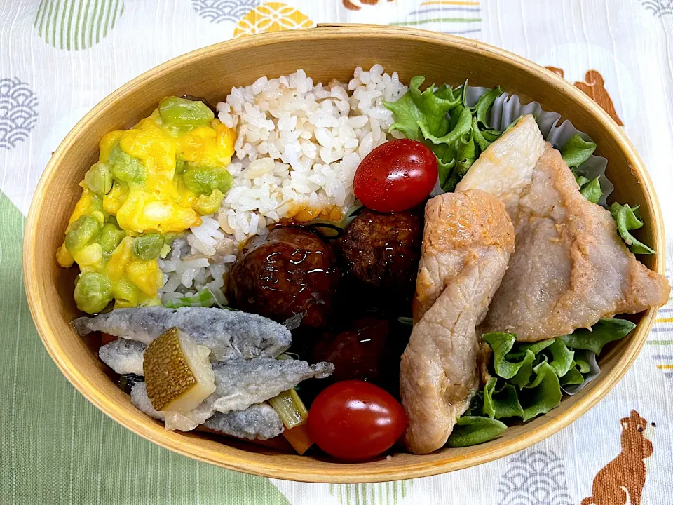 豚肉の金山寺味噌焼、肉団子、小鯵南蛮、とうもろこしとお豆焼のホタテご飯🍱|なお🅿️さん