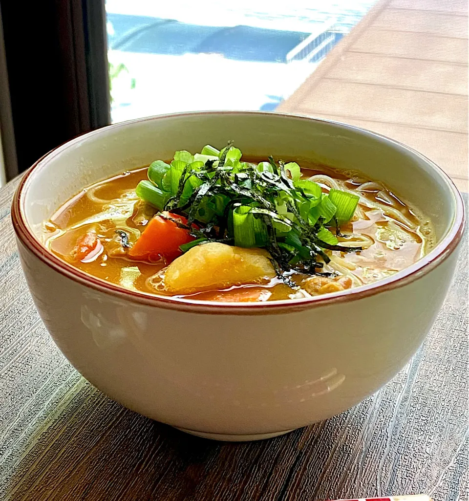 主婦の昼うちごはん　　　　　　　　　　　　　　　　　昨夜の無水カレーを使って乾麺のカレーうどん|kimikimi❤kitchenさん