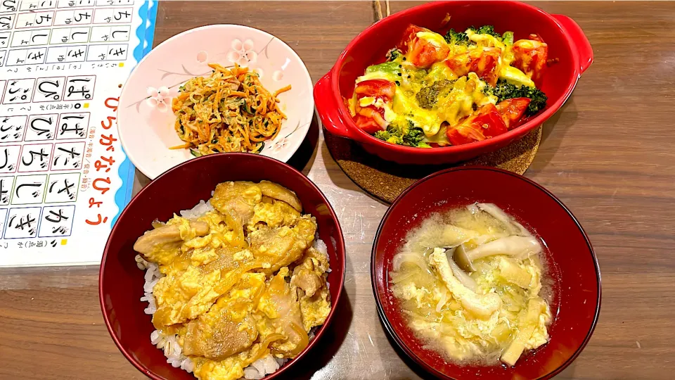 ミニ親子丼　キャベツと卵の味噌汁　トマトとブロッコリーのマヨチーズ焼き　きゅうりと人参の胡麻ツナサラダ|おさむん17さん