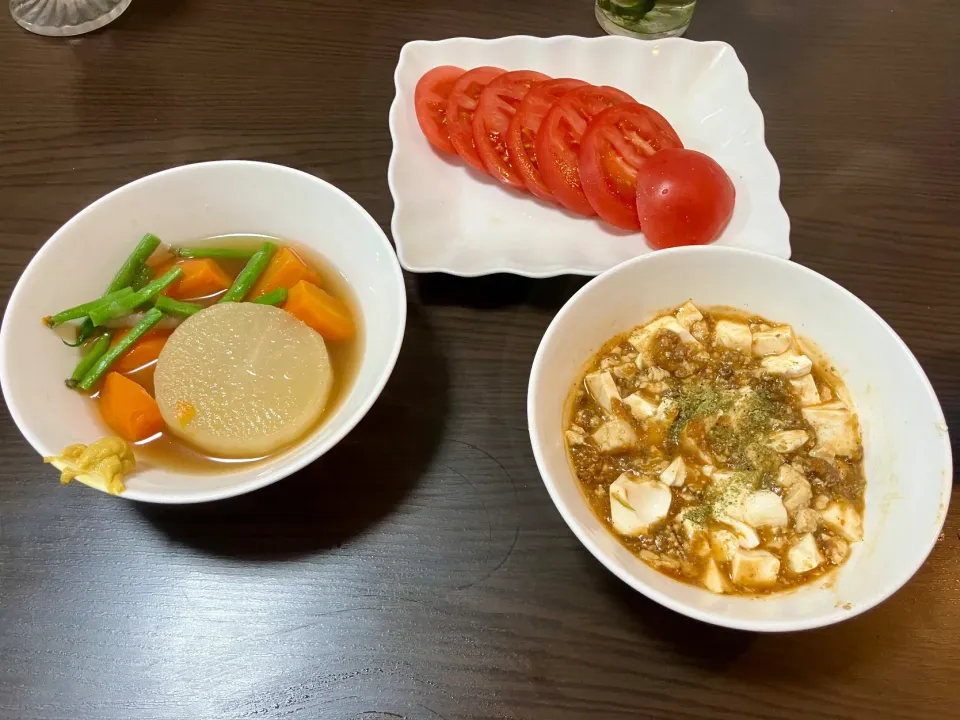 おでん(残り物)、麻婆豆腐(残り物)、塩だけで食べるスライストマト|tatsuponさん