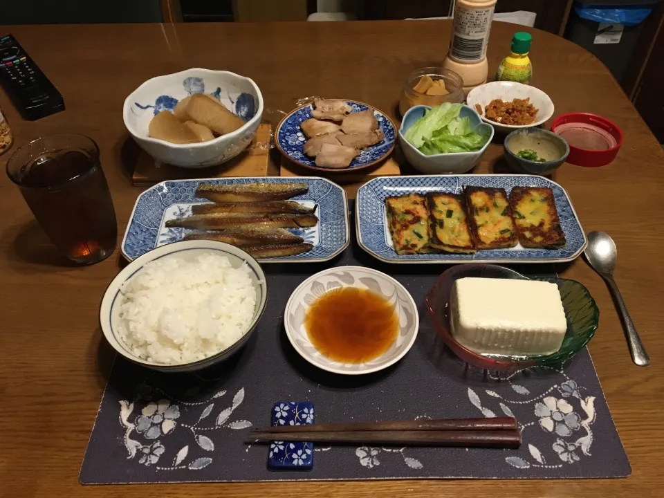 ご飯、北海道にしん棒、チヂミ、万能肉みそのっけ冷奴、大根の煮物、鮪ソテー、レタスサラダ、たまり漬け風沢庵、烏龍茶(夕飯)|enarinさん