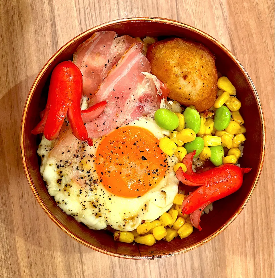 コーンバター醤油ご飯とベーコンエッグ❣️タコさんウインナーをそえて|bebechanさん