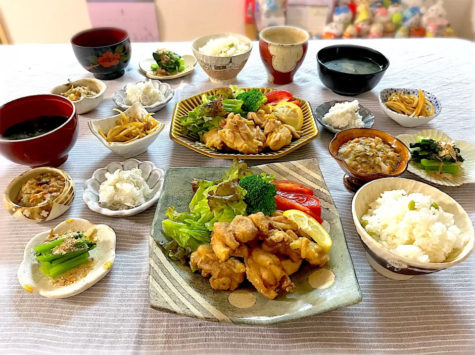 豆ご飯、唐揚げ、しらすおろし、おろし納豆めかぶの晩ごはん|ゆかりさん