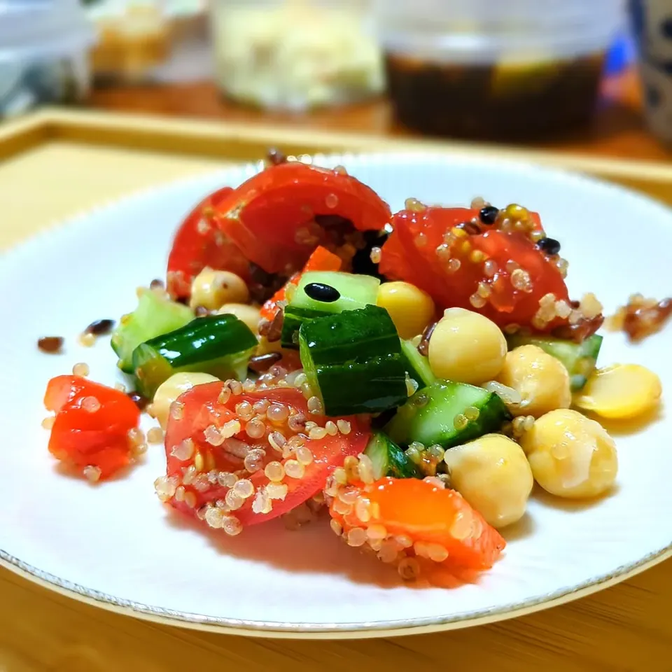 夏野菜とひよこ豆のキヌアサラダ

プチプチ感が楽しい❤

スーパーフードのキヌアをまぶした夏野菜サラダ✨

エクストラバージンオリーブオイルとレモンを合わせた爽やかなドレッシングを和えました☺

タンパク質もチャージできちゃうヘルシーサラダです🌳
|森のごはん屋さんさん