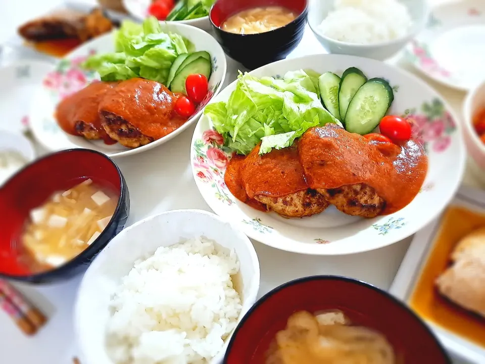 夕食(*ˊ˘ˋ*)
チーズハンバーグ&サラダ🥗
ブリカマ煮
キムチ
おみそ汁(大根、油揚げ、豆腐)|プリン☆さん