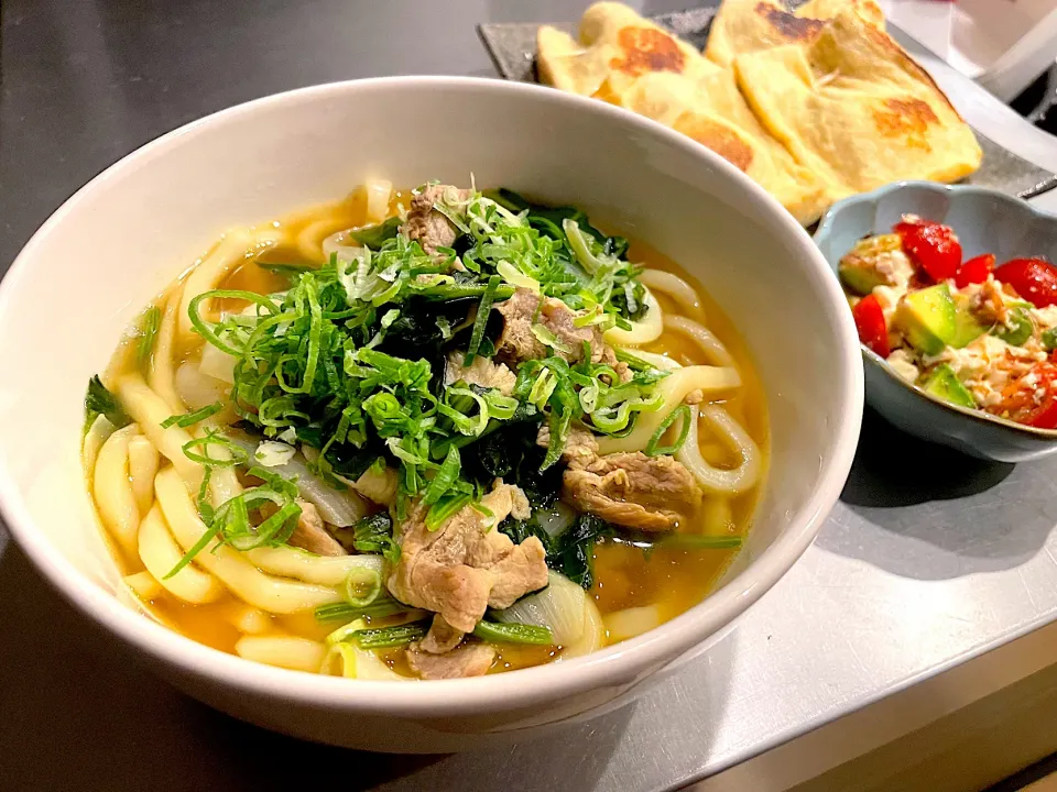 カレーうどんと油揚げの大葉納豆詰めとトマトとアボカドのマリネ|Chisaさん