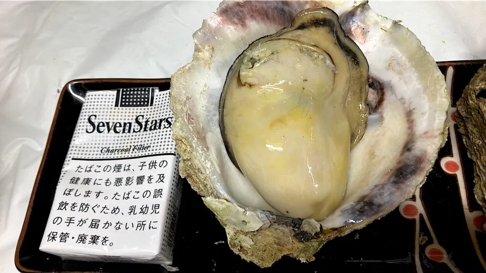 タバコ程の大きさでぷりぷりの蒸し岩牡蠣🦪 夏が旬の岩牡蠣ですが、今位が1番身が大きく1粒で口の中がいっぱいになるくらいです🦪 焼くより蒸した方がふっくらと仕上がるので蒸しました😊|🐈⸒⸒⸒⸒つるのダンス🐈🐾さん