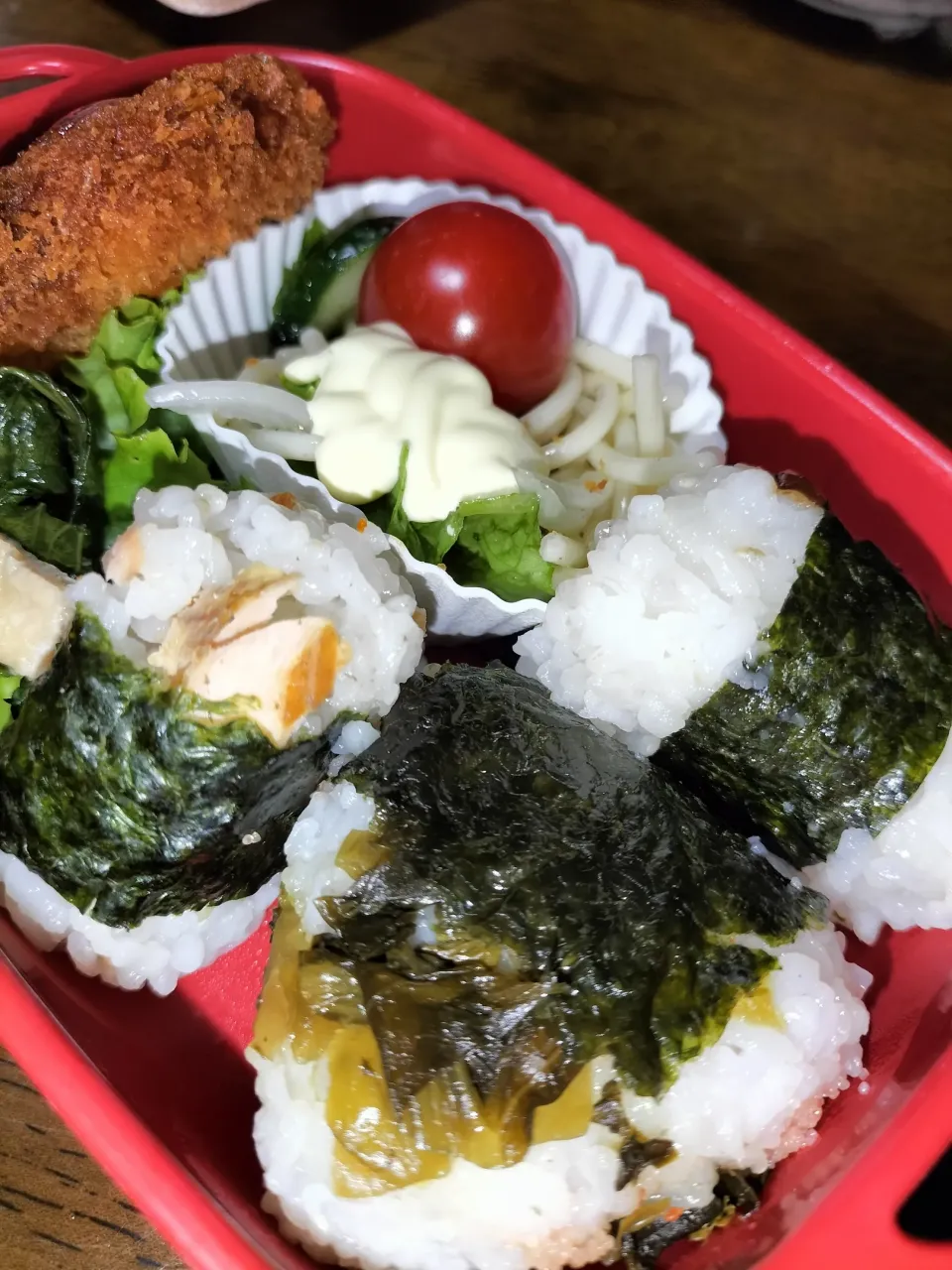 Snapdishの料理写真:私弁当🍱
　高菜
　昆布
　塩ますのおにぎり🍙😄
けっこうな塩かげんの塩ます😆|miimiさん