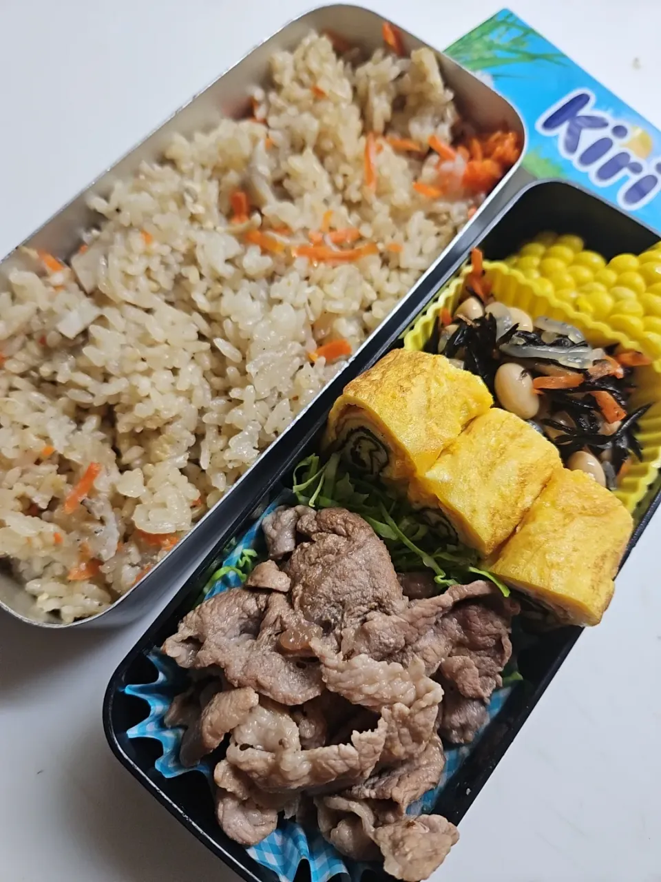 ☆高１弁当☆玄米入り炊き込みご飯、とうもろこし、ひじき煮物、海苔卵焼き、キャベツ、生姜焼き、キリスティック|ｼｮｺﾗさん