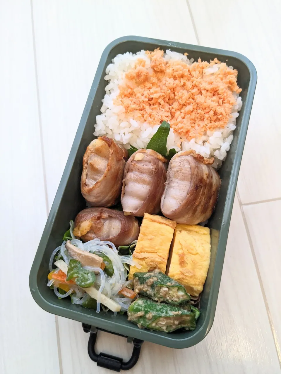 Snapdishの料理写真:ベビーチーズの豚巻き弁当🌷|きゅーさん