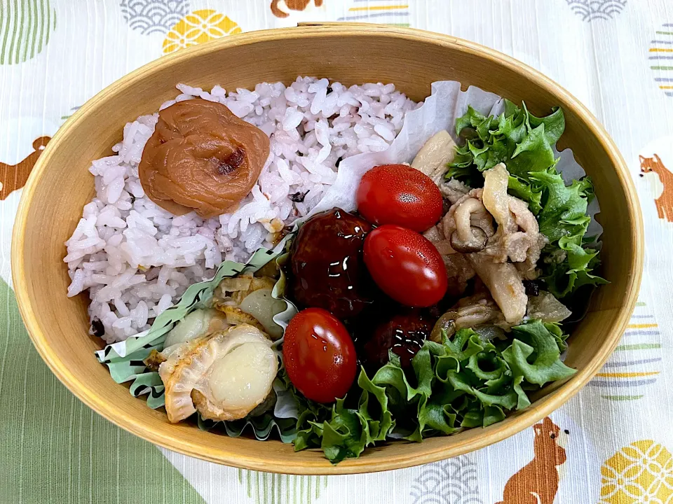 焼ホタテ、豚肉の塩麹炒、肉団子の五穀米🍱|なお🅿️さん