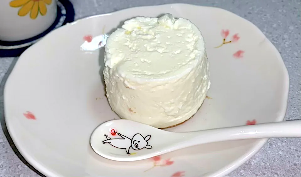 Snapdishの料理写真:ヨーグルトカップでレアチーズケーキ🧀|千秋さん