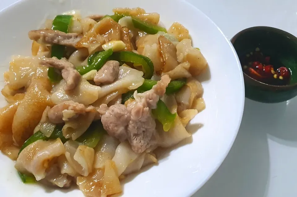 stir fry rice noodles with garlic 五花肉green pepper 🌶 😋|🌷lynnlicious🌷さん