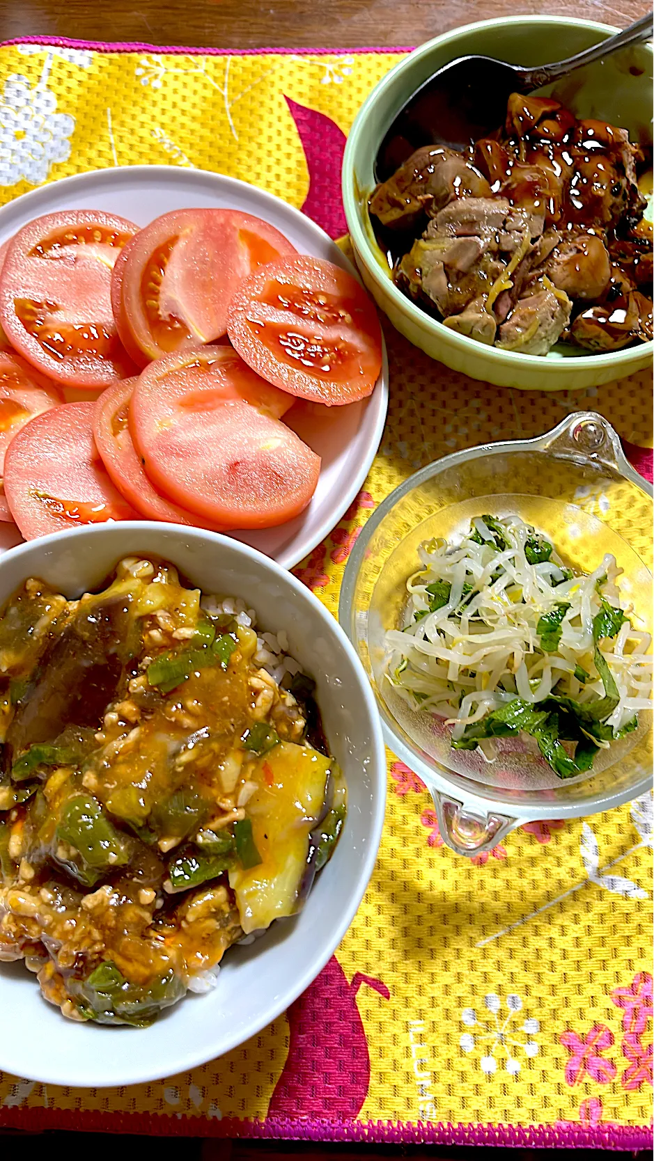 麻婆茄子🍆丼　もやしと大葉のナムル　トマト🍅　鶏レバー煮|4jinoanataさん