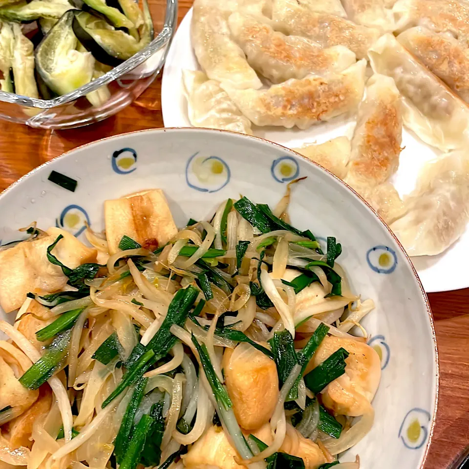 もやしニラ炒め　餃子　水茄子糠漬け|とゆあさん