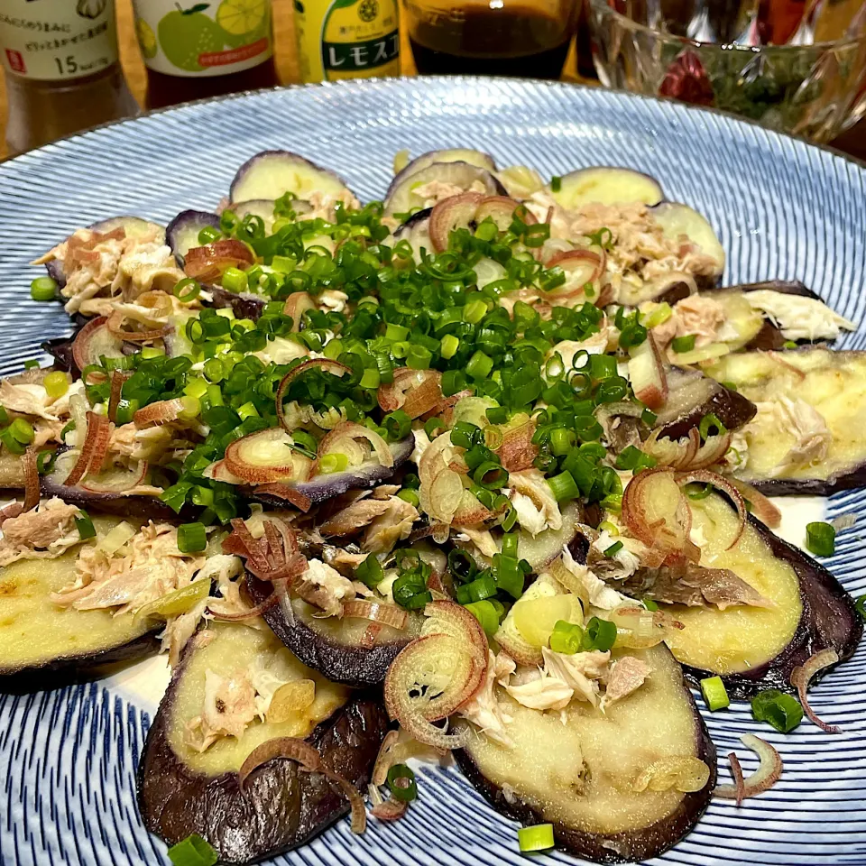 茄子料理🍆残り物の焼き鯖とツナをのせました　ポン酢、大葉の醤油漬け、ドレッシング、焼肉のタレ　お好みの味で😊|kaoriさん