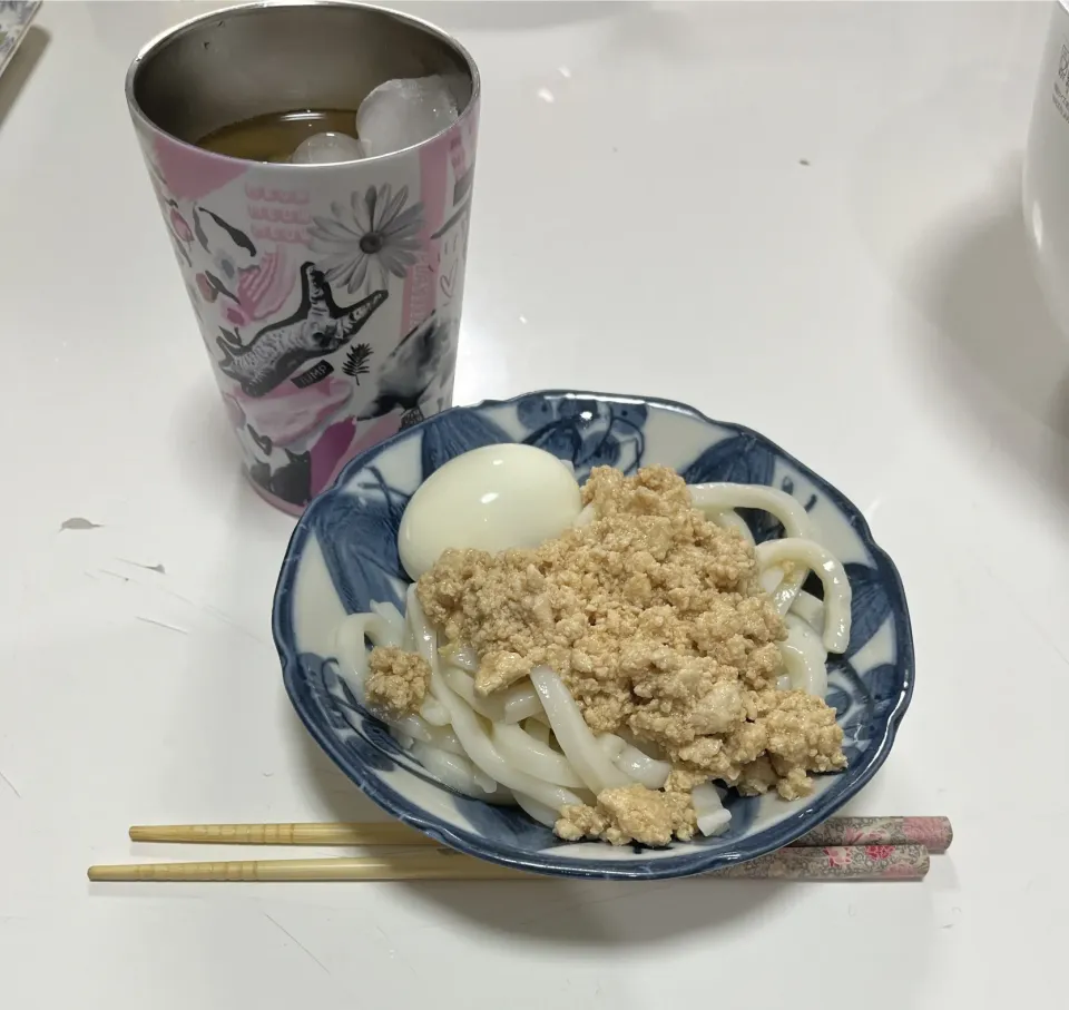 晩御飯☆ジャージャーうどん（甘辛鶏そぼろ・ゆで卵）卵切る気力もねぇ😅|Saharaさん