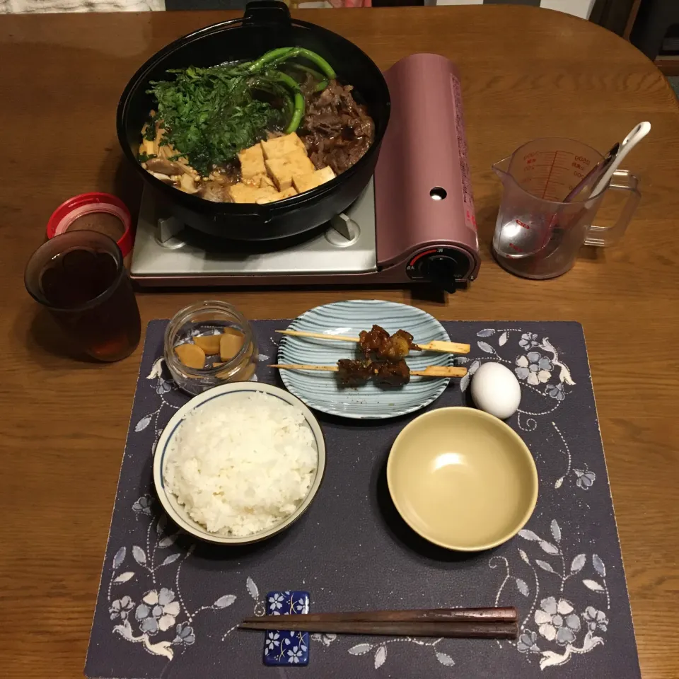 Snapdishの料理写真:ご飯、すき焼き、生卵、鳥レバー串と鶏皮串、たまり漬け風沢庵、六条麦茶(夕飯)|enarinさん