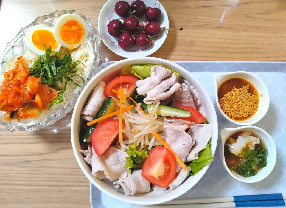 冷え冷えメニュー
冷しゃぶサラダ　タレ2種
キムチ素麺|さゆさん