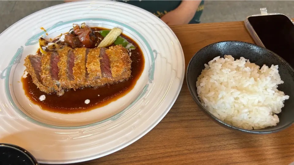 洋食リッシュさんの6月限定流行りの牛カツをデミグラスソースで|Morito Kamiyaさん