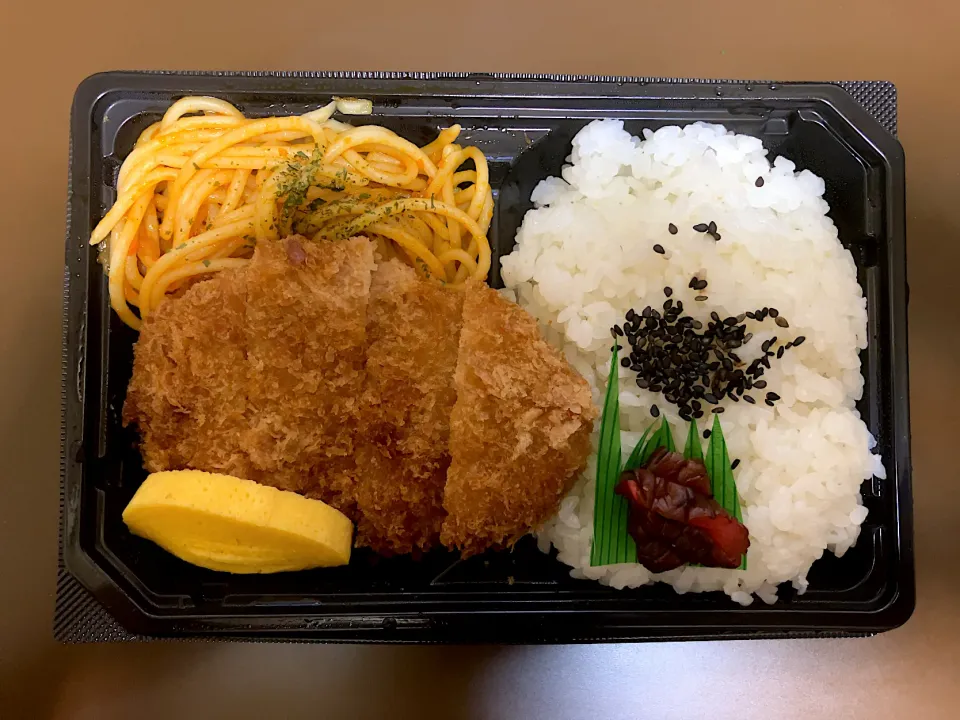 Snapdishの料理写真:イオン KYお手軽弁当(トンカツ)|ばーさんさん