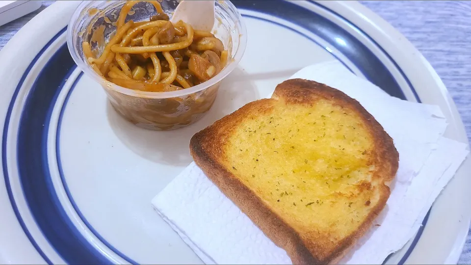 Snapdishの料理写真:Sphagetti with minced beef and mushrooms and garlic bread|Marissa Bakshさん