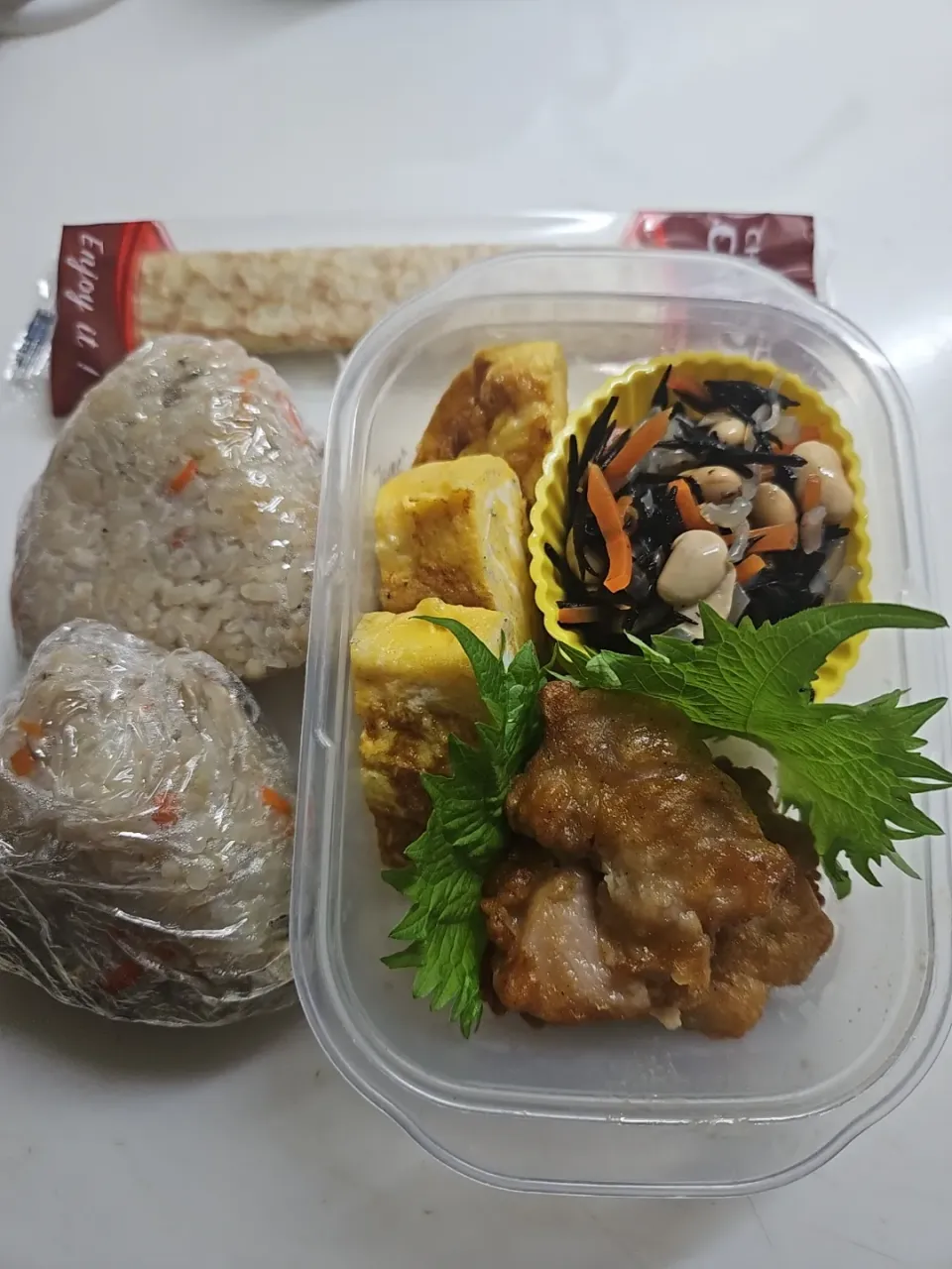 ☆高１弁当☆土曜日弁当とかやめて欲しい( ノД`)…炊き込みお握り、ひじき煮物、シラス卵焼き、唐揚げ、チョコクレープ|ｼｮｺﾗさん