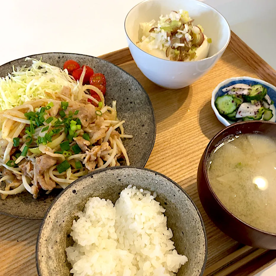 Snapdishの料理写真:豚もやし生姜焼き定食|pontalさん