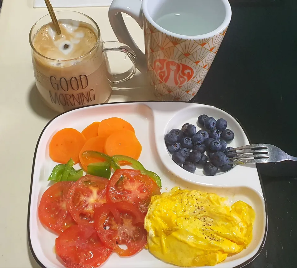 Good morning 🎀 
mozarella scrambled eggs 
🍅 green pepper 🥕 blueberries 
iced latté and warm 🍋 💧 😍🤤|🌷lynnlicious🌷さん