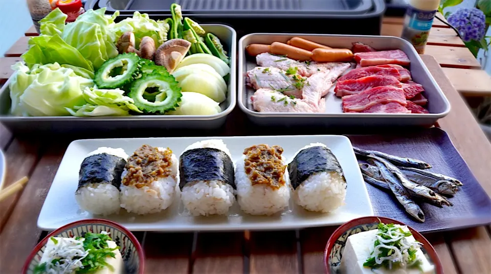 ベランダーでおにぎり🍙２種　　　　　　　蕗の薹味噌・海苔|じゅんさんさん