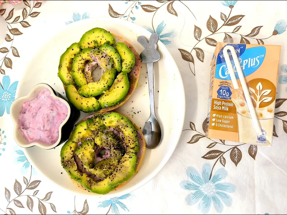 High Protein Bagel , 🥯 0 fat Greek yogurt 
High Protein Soya Milk.|Sharonさん