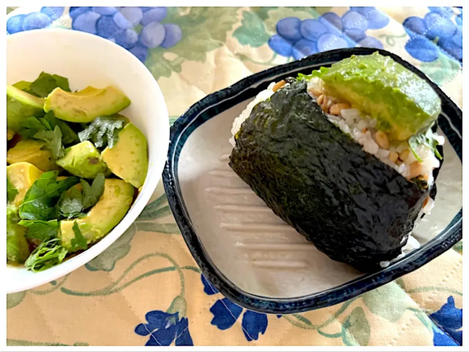 Snapdishの料理写真:アボカド🥑と青しそのマグトロ風おにぎり🍙|ワイントンさん