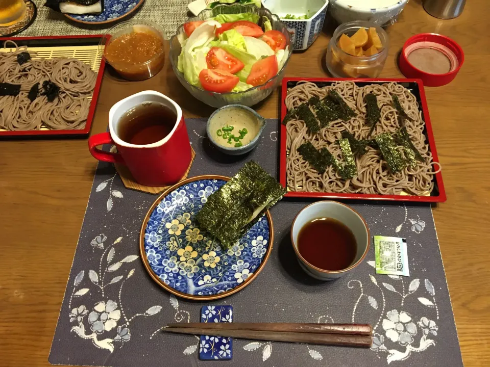 ざる蕎麦、とろろ、刻みオクラ、トマトとレタスのサラダ、磯辺餅、きゅうりとニンニク味噌、沢庵、烏龍茶(昼飯)|enarinさん