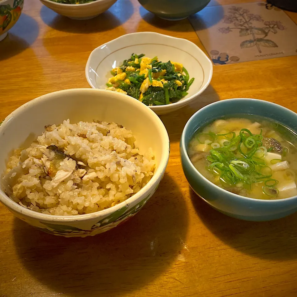 Snapdishの料理写真:鮎の炊き込みご飯と、卵とほうれん草の炊き込みご飯と、茄子としめじと豆腐の味噌汁|もえさん